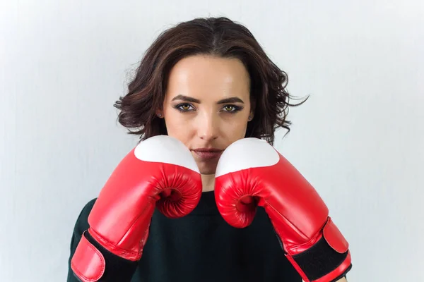 Seria Bonita Morena Mujer Con Guantes Boxeo Rojo Mirando Cámara —  Fotos de Stock