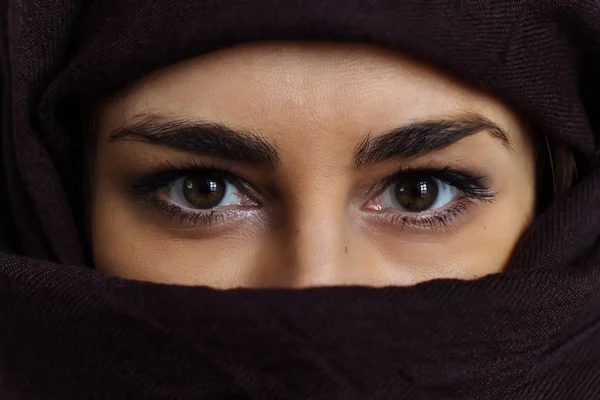 Close Female Brown Eyes Woman Portrait Brown Cloth Covered Her — Stock Photo, Image