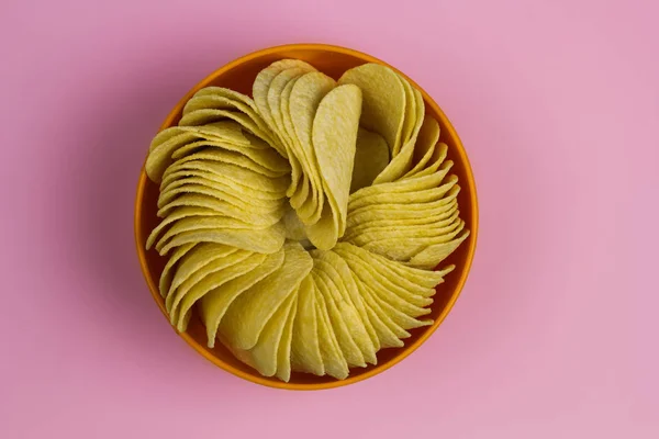 Cuenco Naranja Lleno Papas Fritas Fondo Pastel Rosa — Foto de Stock