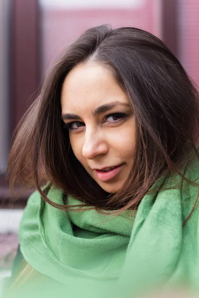 Joven Hermosa Mujer Marrón Pelo Verde Bufanda Retrato — Foto de Stock