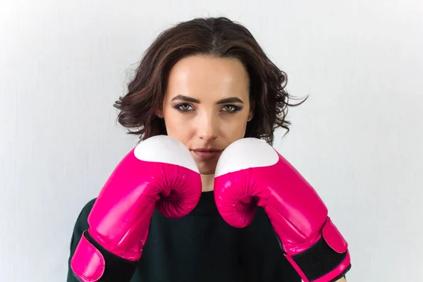 tge kameraya bakarak pembe boks eldivenli güzel genç kadın siyah kıvırcık saç