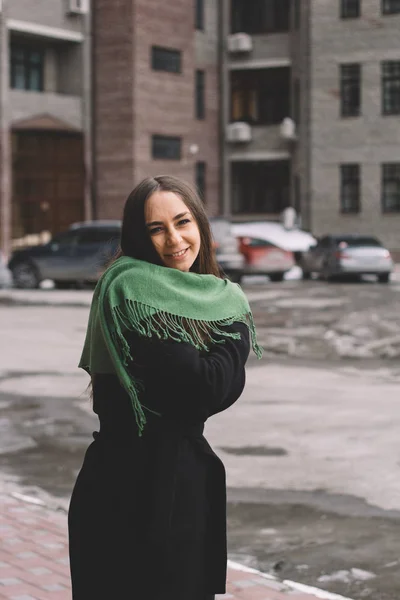 Hermosa Joven Con Abrigo Negro Bufanda Verde — Foto de Stock