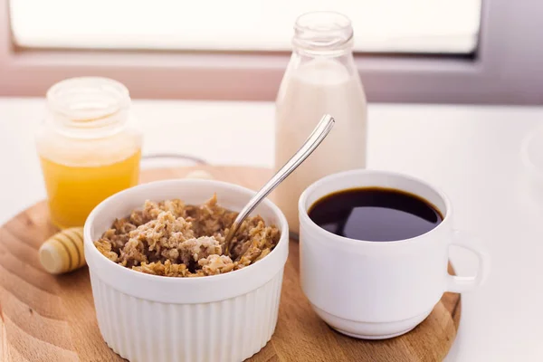 Здоровый Завтрак Свежие Хлопья Бутылка Молока Чашка Кофе Банка Меда — стоковое фото