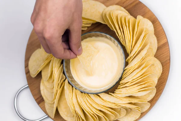 Chips Träskiva Med Sås Manlig Hand Med Chips — Stockfoto