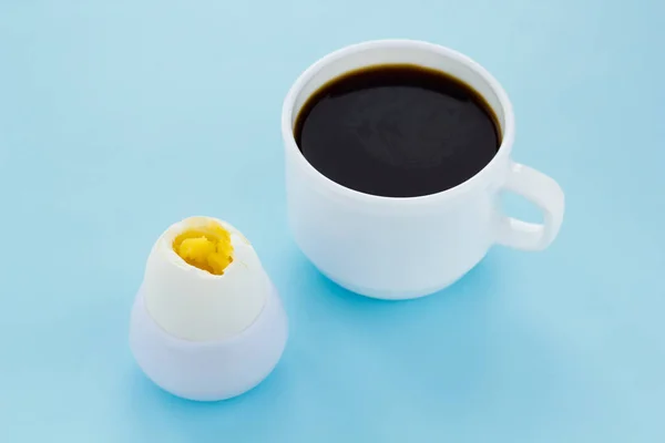 Schwarzer Kaffee Und Weich Gekochtes Zum Frühstück Blauer Hintergrund — Stockfoto