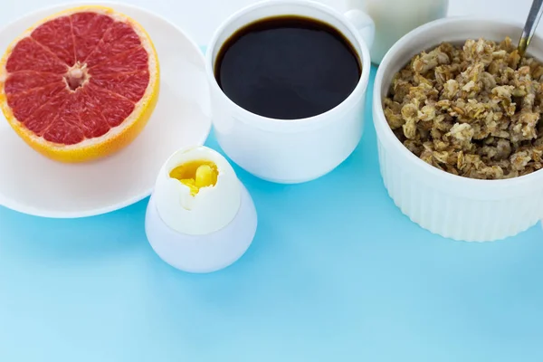 Gesunde Frühstücksmilchflasche Kaffee Haferflocken Hartgekochtes Grapefruit — Stockfoto