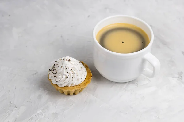 Magdalena Con Crema Decorada Con Chips Chocolate Café Negro Taza — Foto de Stock