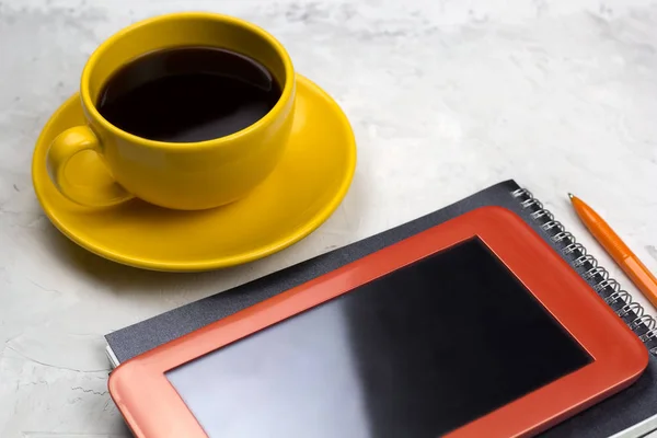 Kaffeetasse Tablet Notizbuch Und Stift Auf Dem Tisch — Stockfoto