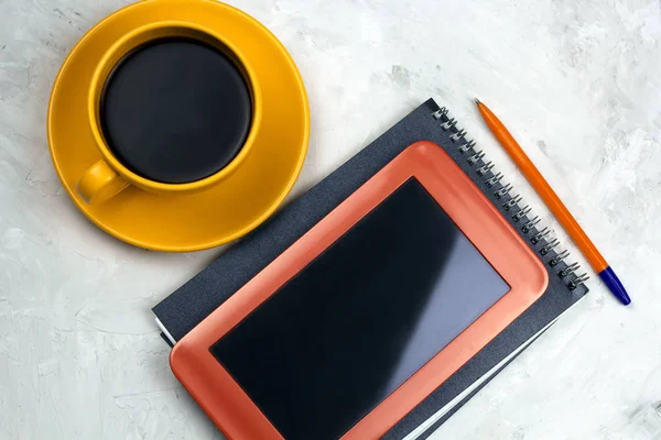 Kaffeetasse Tablet Notizbuch Und Stift Auf Dem Tisch — Stockfoto