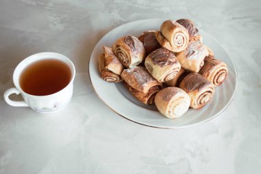 ev yapımı tarçın bardak çay ile rulo