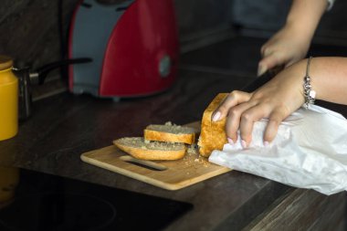 Beyaz ekmek tost için kesme eller yukarı kapatın