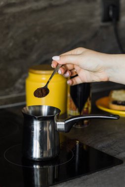 kadın pour çekilmiş kahve cezve içine