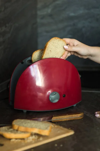 Hand Legt Das Brot Den Toaster — Stockfoto