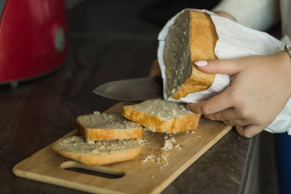 Закройте Женские Руки Режьте Белый Хлеб Тостов — стоковое фото