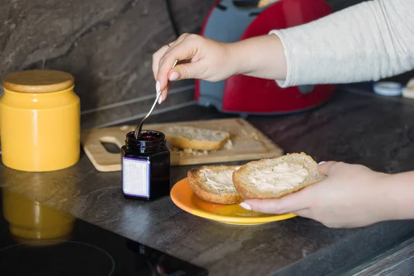 Zblízka Žena Ruce Chleba Džem Toastů — Stock fotografie