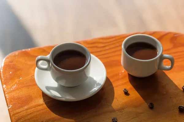Deux Tasses Blanches Café Noir Sur Table — Photo