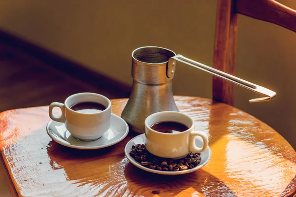 Две Чашки Черного Кофе Cezve Столе — стоковое фото