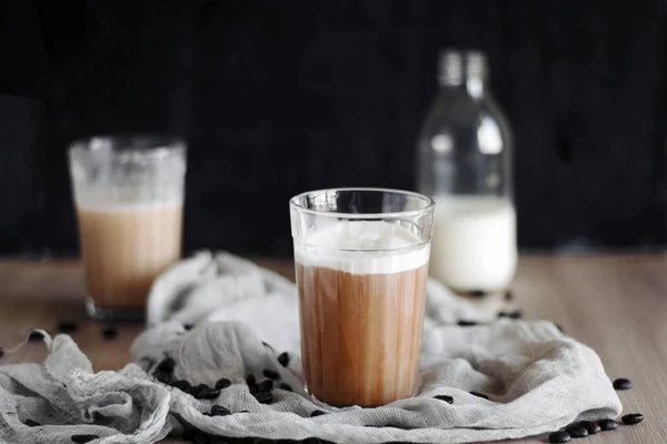 Eiskaffee Mit Milch Auf Einem Tisch Vor Einer Schwarzen Wand — Stockfoto