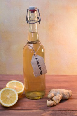 Kombucha çay limon ve zencefil kraft etiketli bir vintage bir şişe