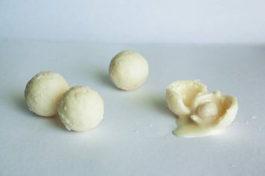 Cevizli beyaz zemin üzerine beyaz çikolata şeker topları