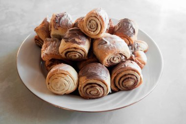 ev yapımı tarçın rulo mermer bir tablo