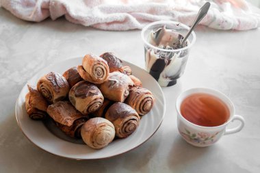 fincan çay ve çikolata yapıştır ile ev yapımı tarçın rulo