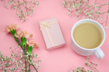 Üstten Görünüm çiçekler, hediye kutusu ve canlı bir pembe içki fincan