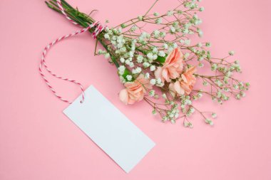 Üstten Görünüm buket çiçek ile sahte kadar boş etiket