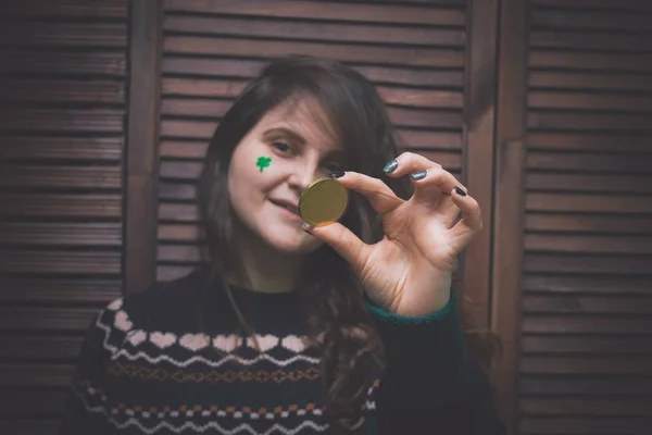 Joven Hermosa Mujer Con Trébol Verde Pintado Mejilla Sosteniendo Moneda — Foto de Stock