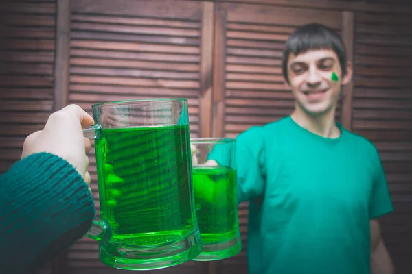 Jonge Man Met Een Mok Voor Groene Ale Een Bar — Stockfoto