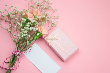 Üstten Görünüm pembe hediye kutusu, buket çiçek ile sahte kadar boş etiket