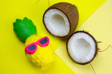 Üstten Görünüm yaz canlı sarı arka plan ile komik ananas oyuncak güneş gözlüğü ve Hindistan cevizi içinde