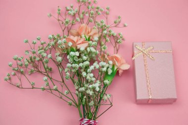 Üstten Görünüm pembe hediye kutusu ve bir pastel pembe çiçekler