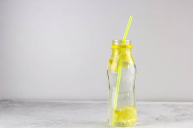 limon kokteyl saman kopya alanı ile şişe ile su