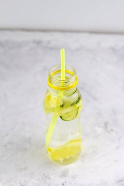 limon ve kokteyl saman kopya alanı ile şişe içinde salatalık su