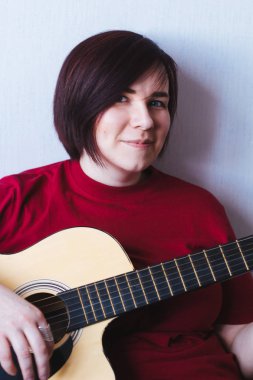 güzel bir genç kadın gitar çalmak