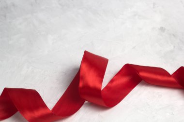 Üstten Görünüm kırmızı saten kurdele beton arka plan