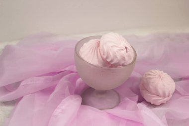 pembe bir bez ile bir tabloda bir vazoda Berry hatmi