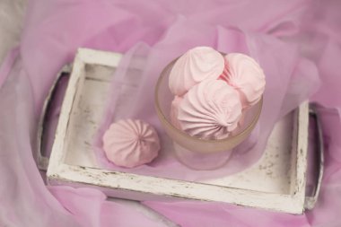 pembe bir bez ile bir tabloda bir vazoda Berry hatmi