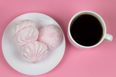 pembe bir arka plan üzerinde Berry zephyr ve kahve Kupası