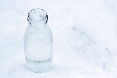 Üstten Görünüm soğuk su buz şişe ile