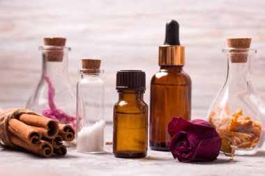 Spa ayarla şişe: Kuru gül yaprakları, orenge kabuğu, aroma yağları, deniz tuzu, tarçın