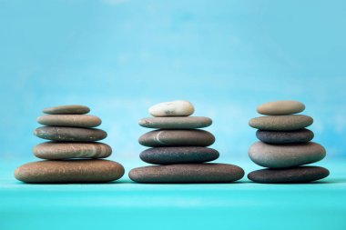 mavi bir arka plan üzerinde taş piramit