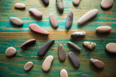 taş mandala düz pebbels bir ahşap zemin üzerinde yatıyordu