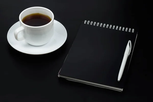 Kaffeetasse Stift Und Notizbuch Mit Platz Für Text Auf Schwarzem — Stockfoto