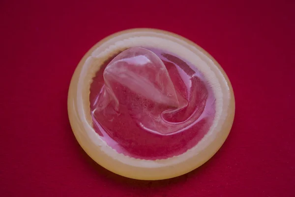 Kondom Červeném Pozadí — Stock fotografie