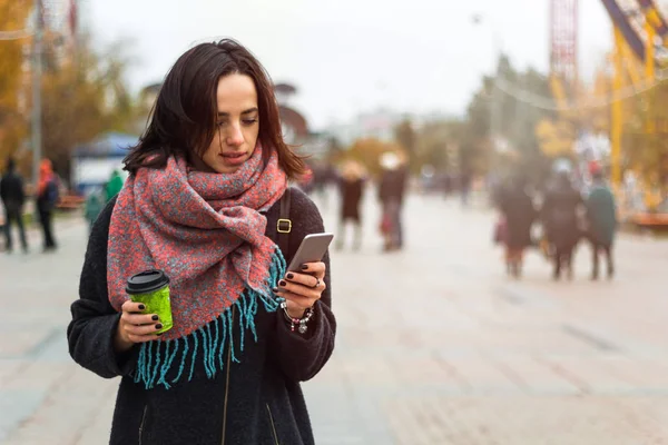 Jonge Mooie Brunette Meisje Met Koffie Gaan Smartphone Achtergrond Wazig — Stockfoto