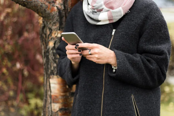 Meisje Vacht Met Behulp Van Een Mobiele Telefoon — Stockfoto
