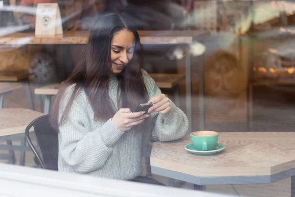 Mooie Jonge Vrouw Met Behulp Van Mobiele Telefoon Café Glazen — Stockfoto