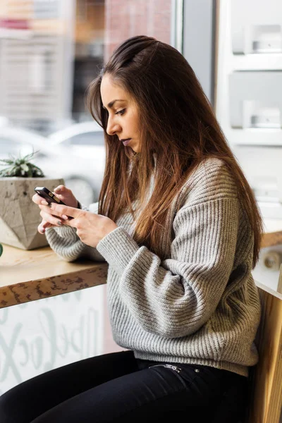 Beautiful Young Woman Gray Sweater Using Mobile Phone Coffee Shop — Stock Photo, Image